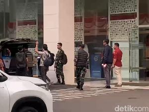 Video Kejagung Bawa 1 Boks Kontainer usai Geledah Kantor BGN