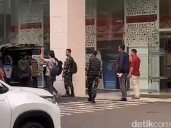 Video Kejagung Bawa 1 Boks Kontainer usai Geledah Kantor BGN