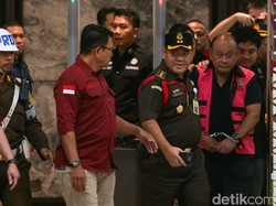 Video Momen 3 Eks Pimpinan BGN Digiring ke Mobil Tahanan Kejagung