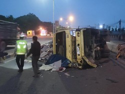 Sopir Ngantuk, Truk Muatan Karton Terbalik di Fly Over Amplas Medan