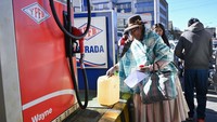 Krisis Kian Dalam, Warga Rela Menginap demi Bahan Bakar