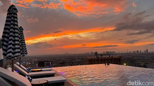 Potret Sunset dan City Light Surabaya dari 28th Sky Beach Club The Trans Luxury Hotel