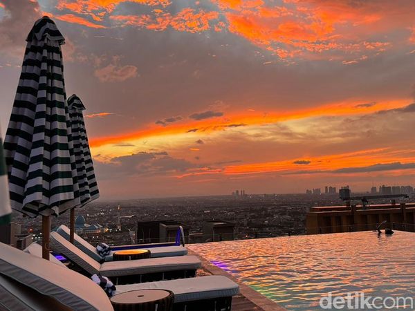 Potret Sunset dan City Light Surabaya dari 28th Sky Beach Club The Trans Luxury Hotel