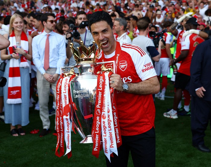 Soccer Football - Premier League - Crystal Palace v Arsenal - Selhurst Park, London, Britain - May 24, 2026 Arsenal manager Mikel Arteta celebrates with the trophy after winning the Premier League Action Images via Reuters/Matthew Childs EDITORIAL US