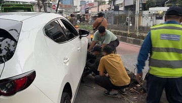 Mobil Tabrak Separator Jalan di Kebayoran Lama Jaksel, Lalin Macet