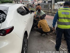 Mobil Tabrak Separator Jalan di Kebayoran Lama Jaksel, Lalin Macet