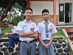 Anak Kuli Bangunan dan Pekerja Serabutan yang Menolak Mengubur Mimpi