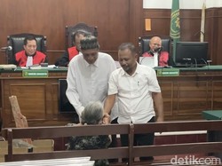 Tangis Nenek Elina dalam Sidang Kasus Pengusiran Paksa di Surabaya