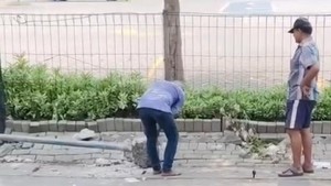 Kebacut! Tiang Rambu Lalin di Depan Satpas Colombo Surabaya Dicuri