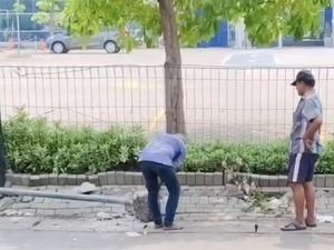 Kebacut! Tiang Rambu Lalin di Depan Satpas Colombo Surabaya Dicuri