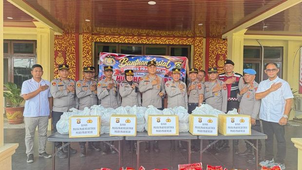 Penyerahan bansos jelang Hari Bhayangkara di Prabumulih (dok. Istimewa)