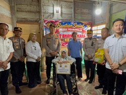 Sambut Hari Bhayangkara, Polda Sumsel Berbagi Sembako-Kursi Roda untuk Warga