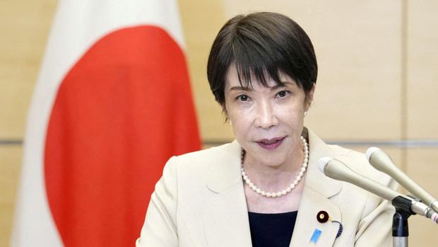Perdana Menteri Jepang Sanae Takaichi berbincang kepada media di kediaman resminya di Tokyo, Jepang. (via REUTERS/KYODO)