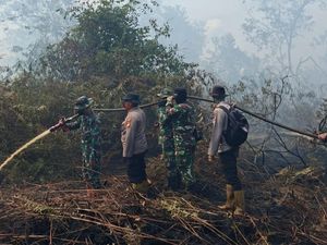 Polisi-TNI Berjibaku Padamkan Karhutla di Bengkalis, Siang Malam Berjaga