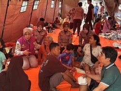 Srikandi Brimob PMJ Beri Trauma Healing ke Anak-anak Korban Kebakaran Kemayoran