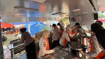Polwan Polda Metro Bagikan Makanan Siap Saji ke Korban Kebakaran Kemayoran