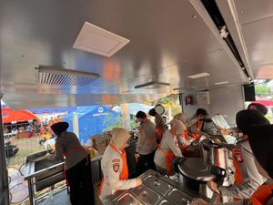 Polwan Polda Metro Bagikan Makanan Siap Saji ke Korban Kebakaran Kemayoran