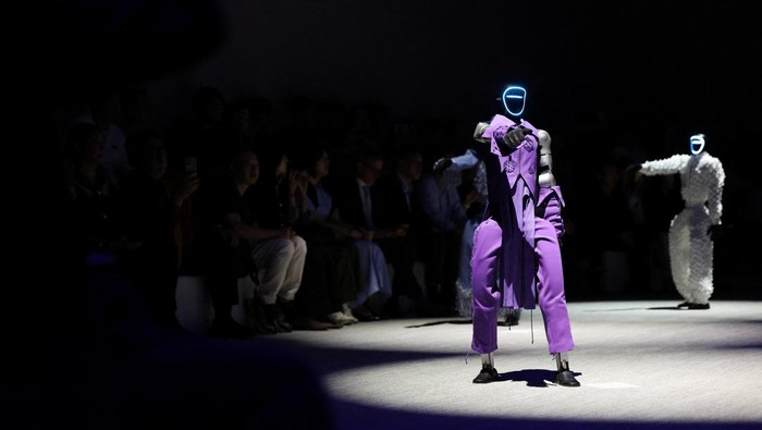 Robot dan model berpose bersama
