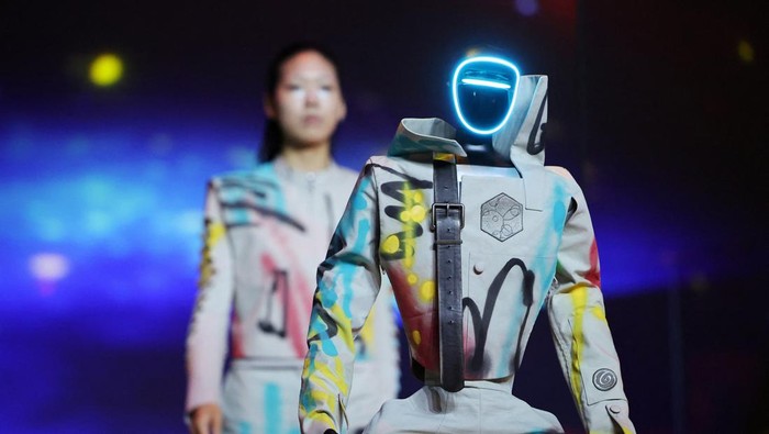 Robot humanoid berjalan di catwalk Seoul