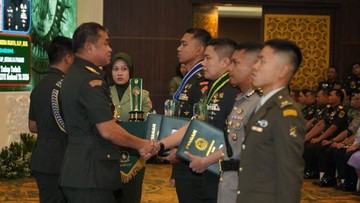 Seskab Teddy Raih Penghargaan Penulis Taskap Terbaik Seskoad 2026