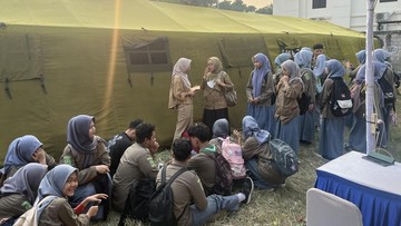 Cerita Siswa Satu Kelas Kompak Kunjungi Teman Terdampak Kebakaran Kemayoran
