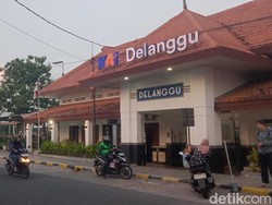 Nekat Merokok di Pintu KRL, 2 Penumpang Diturunkan Paksa di Stasiun Delanggu