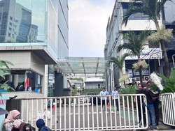 Video: Dikawal TNI, 9 Penyidik Kejagung Datangi Kantor BGN yang Digeledah