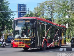 Suroboyo Bus Berasap Tebal di Jalan Raya Darmo, Penumpang Berhamburan