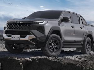 Toyota Sebut Pikap PHEV Belum Siap Dipakai Kerja Berat