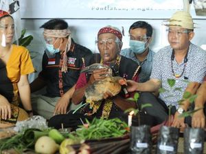 Nyangahatn: Tradisi Doa dan Syukur Dayak Kanayatn Lewat Syair