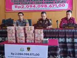 Video: Tumpukan Uang Rp 2 M Kasus Korupsi Dipamerkan Kejari Manggarai Barat