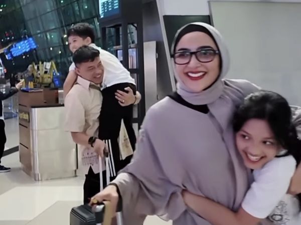 Tawa Ceria Anak Sambut Anang dan Ashanty Pulang Haji