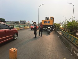 Ada Crane Mogok di Flyover Ciputat, Lalin Sempat Macet