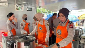 Dapur Polda Metro Bagikan Makanan ke Korban Kebakaran Kemayoran