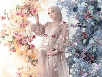 Potret: Gaya Hijab Dinan Fajrina Foto Hamil Saat Doni Salmanan Dipenjara