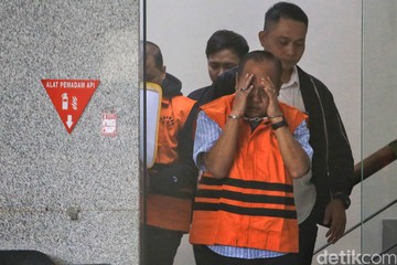Ditahan KPK, Direktur Imipas Jaya Saputra Tutupi Wajah