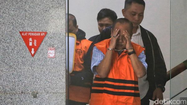 Ditahan KPK, Direktur Imipas Jaya Saputra Tutupi Wajah