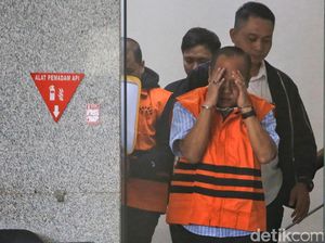 Ditahan KPK, Direktur Imipas Jaya Saputra Tutupi Wajah