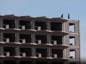 Nggak Ngotak! 2 Turis Ini Tantang Maut Demi Selfie di Gedung Mangkrak