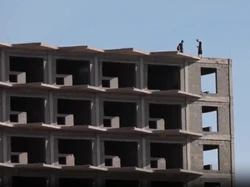 Nggak Ngotak! 2 Turis Ini Tantang Maut Demi Selfie di Gedung Mangkrak