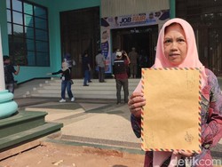 Perjuangan Ibu Anak 4 dari Ciamis Cari Kerja di Usia 50 Tahun
