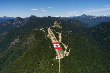 Jelang Piala Dunia, Kanada Bentangkan Bendera Raksasa di Gunung