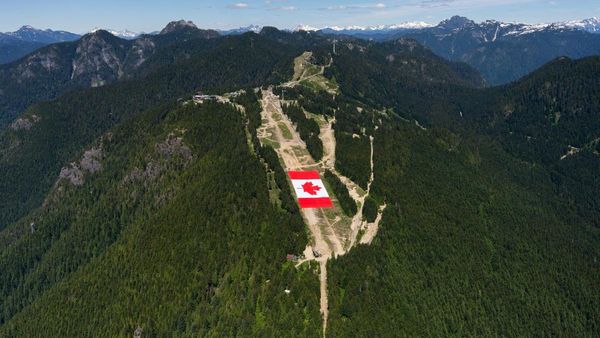 Jelang Piala Dunia, Kanada Bentangkan Bendera Raksasa di Gunung