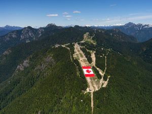 Jelang Piala Dunia, Kanada Bentangkan Bendera Raksasa di Gunung