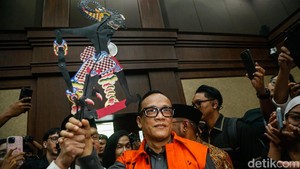 Jelang Sidang Putusan, Immanuel Ebenezer Terima Wayang Bima dari Pendukung