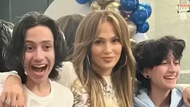 Jennifer Lopez dan anak kembar