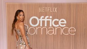 Gaya Ultra Seksi Jennifer Lopez Pakai Gaun Nude di Premiere Office Romance
