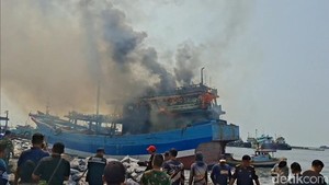 KM Usaha 3 Terbakar di Pelabuhan Jongor Tegal