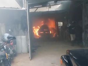 Bengkel Mobil di Melong Kebakaran, 1 Unit Mercy Ludes Dilalap Api