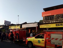 Diduga Korsleting, Toko Parfum dan BPR di Cikatomas Tasik Terbakar